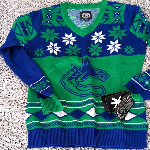 Vancouver Canucks Women's Christmas NHL sweater size Large New - Picture 1 of 10